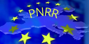 Immagine dell'UE in blu, sovrastata da 12 stelle con la scritta PNRR