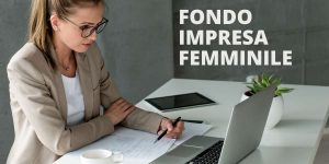 Donna che lavora al computer affiancata dalla scritta Fondo Impresa Femminile