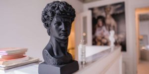 Mezzo busto del David di Michelangelo in una stanza di un museo