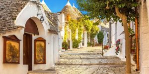 Via di un borgo pugliese con i classici trulli