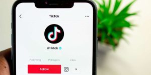 Schermo di smartphone dove di vede connessione a TikTok