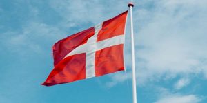 Bandiera danese che garrisce al vento