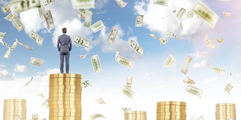 Persona di spalle posta su una colonna di monete che guarda un paesaggio fantastico con soldi che piovono dal cielo