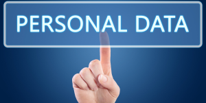 Dito di una persona che clicca sulla scritta "personal data"