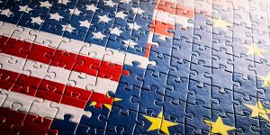 Bandiere USA e UE che si fondono stilizzate come puzzle