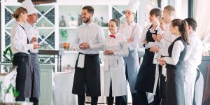 Staf di un ristorante in riunione in una cucina