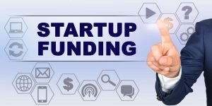 Primo piano del dito di un uomo che clicca su immagini virtuali tra cui una scritta "startup funding"