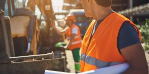 Operai a lavoro in un cantiere