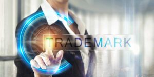 Donna che clicca su scritta virtuale "Trademark"