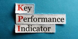 Tre righe di testo su sfondo celeste con le scritte Key Performance Indicator (KPI)