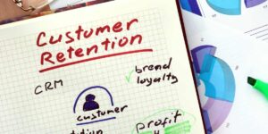Immagine con un foglio che riporta vari appunti a tempa marketing, tra cui la scritta Customer Retention